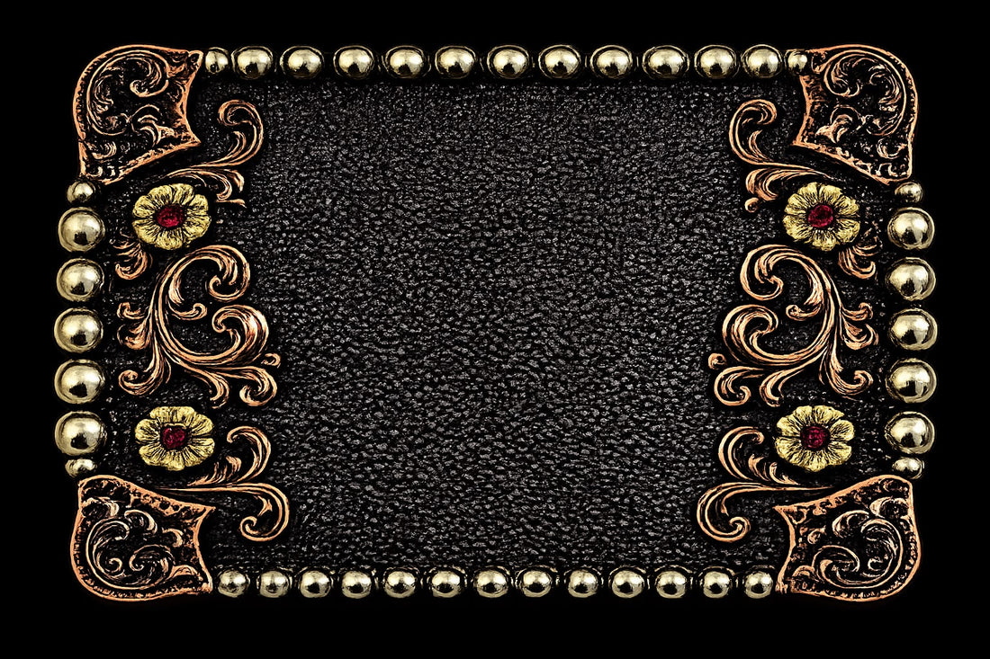 Hebilla personalizada estilo western con opciones de nombres, logotipos, figuras, piedras decorativas y acabados en plata, cobre y bronce.