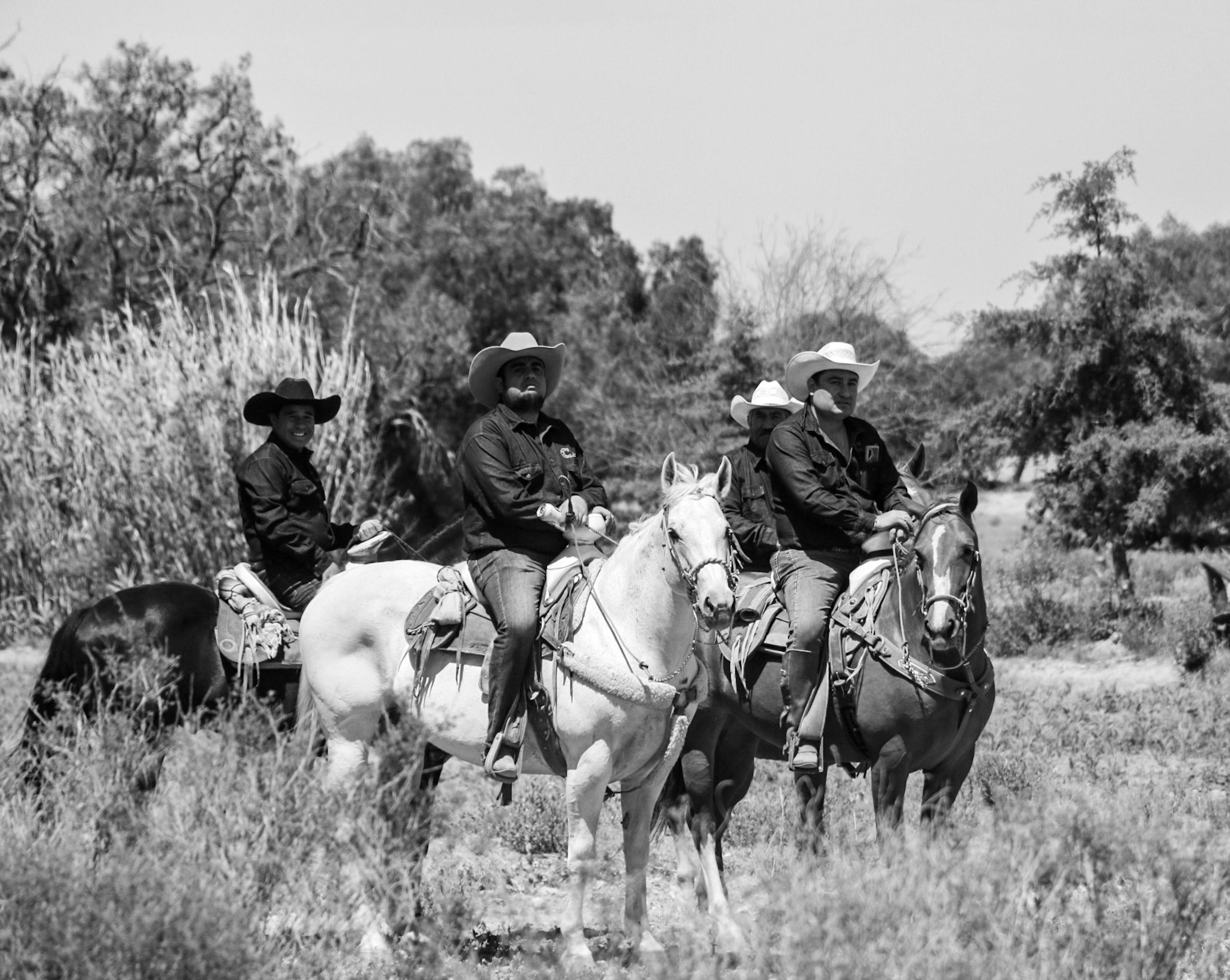 Tres personas montando a caballo representando el legado y la tradición del estilo western.
